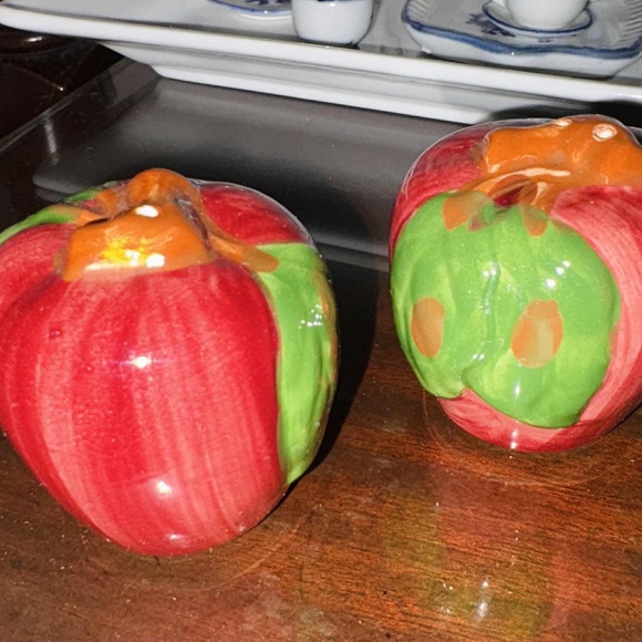 FRANCISCAN APPLE COLLECTION "APPLE" SALT & PEPPER SHAKERS - Picture 2 of 4